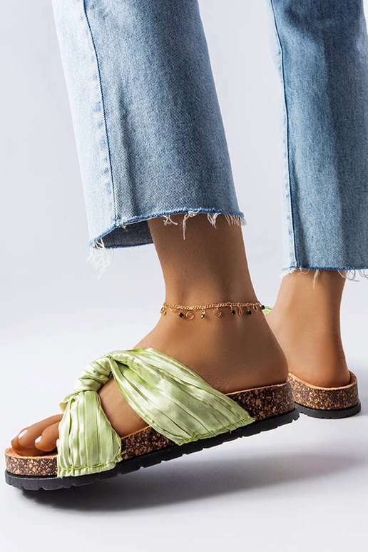 Chinelos verdes decorados com... Chinelos verdes decorados com...