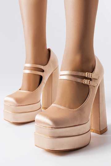 Scarpin bege com salto alto...