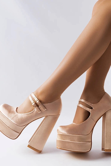 Scarpin bege com salto alto... 2