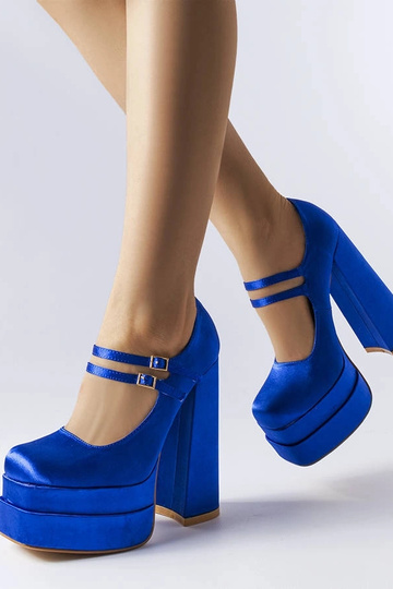 Sapatos de salto alto azul...