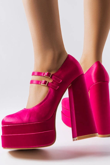 Sapatos de salto alto rosa... 2