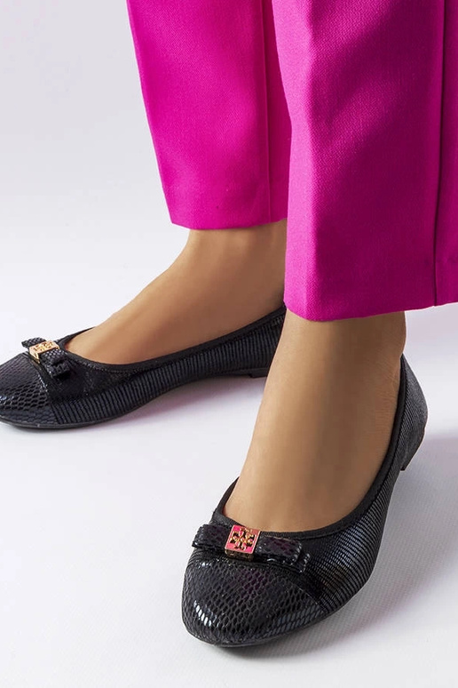 Sapatilhas pretas elegantes com laço...