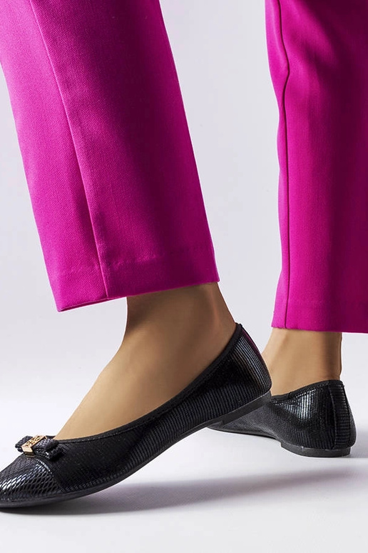 Sapatilhas pretas elegantes com laço...