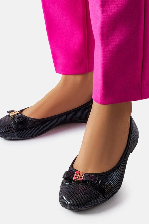 Sapatilhas pretas elegantes com laço...