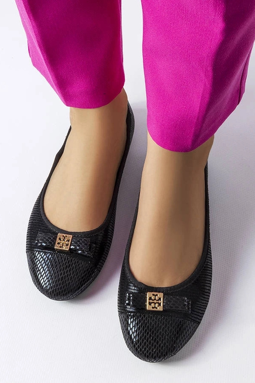 Sapatilhas pretas elegantes com laço...