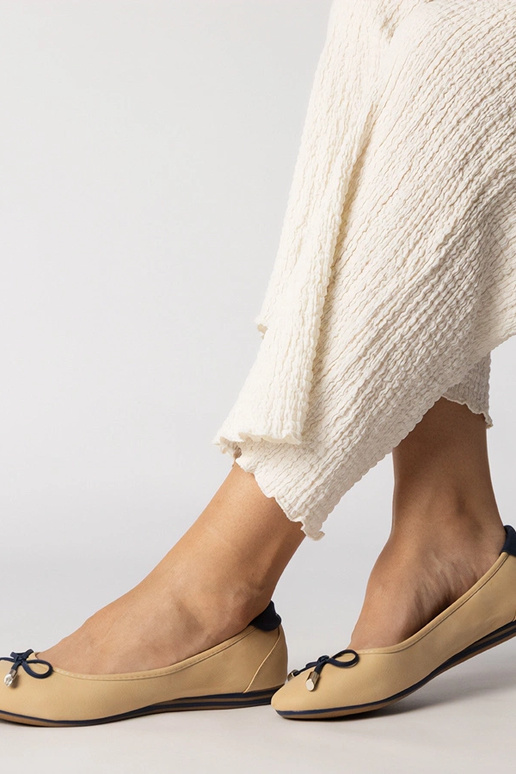 Sapatos cor de areia decorados com...