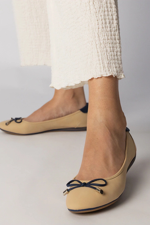 Sapatos cor de areia decorados com...