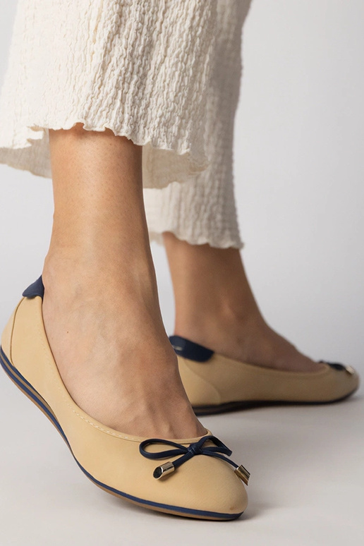 Sapatos cor de areia decorados com...