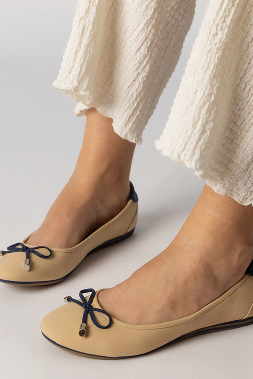 Sapatos cor de areia decorados com...