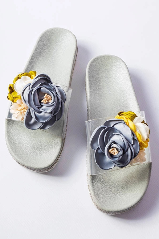 Chinelos cinza com parte superior... Chinelos cinza com parte superior...