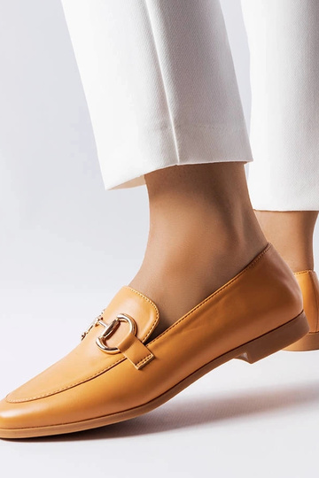 Mocassins marrons com salto... 2