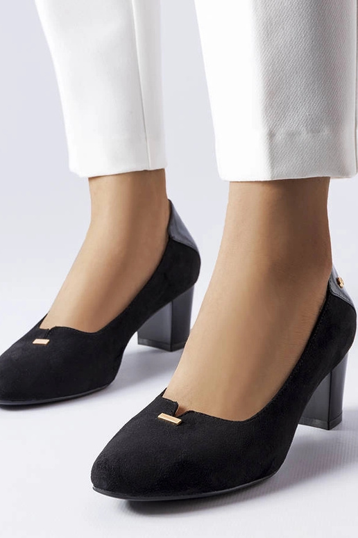 Sapatos elegantes pretos de salto... Sapatos elegantes pretos de salto...