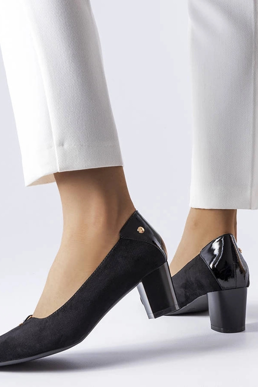 Sapatos elegantes pretos de salto... Sapatos elegantes pretos de salto...