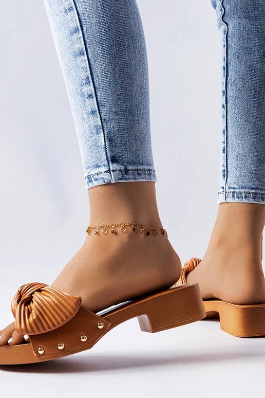 Mulas marrons de salto baixo da... Mulas marrons de salto baixo da...