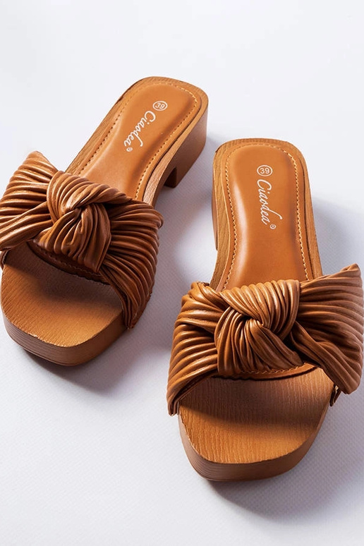 Mulas marrons de salto baixo da... Mulas marrons de salto baixo da...