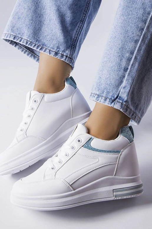 Tênis brancos com detalhes... Tênis brancos com detalhes...