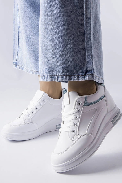 Tênis brancos com detalhes... Tênis brancos com detalhes...