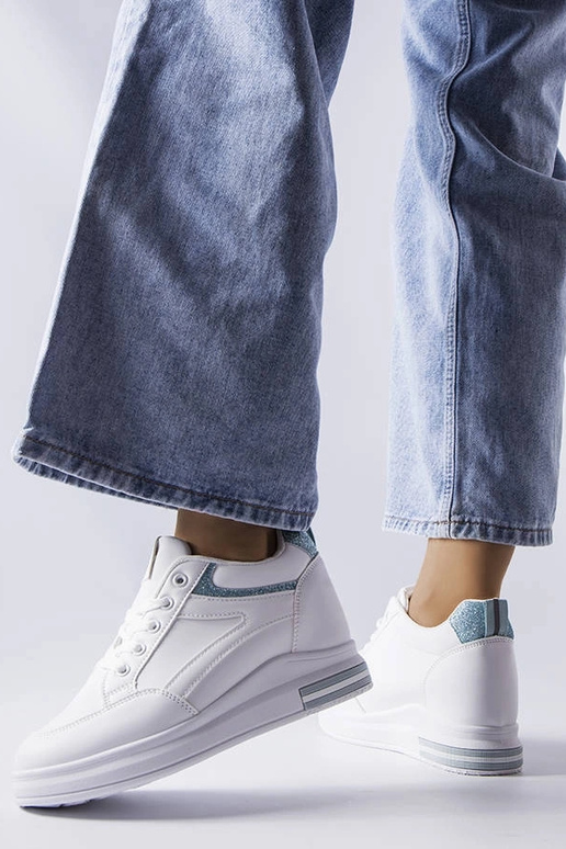 Tênis brancos com detalhes... Tênis brancos com detalhes...