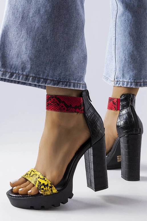 Sandálias com estampa de cobra... Sandálias com estampa de cobra...