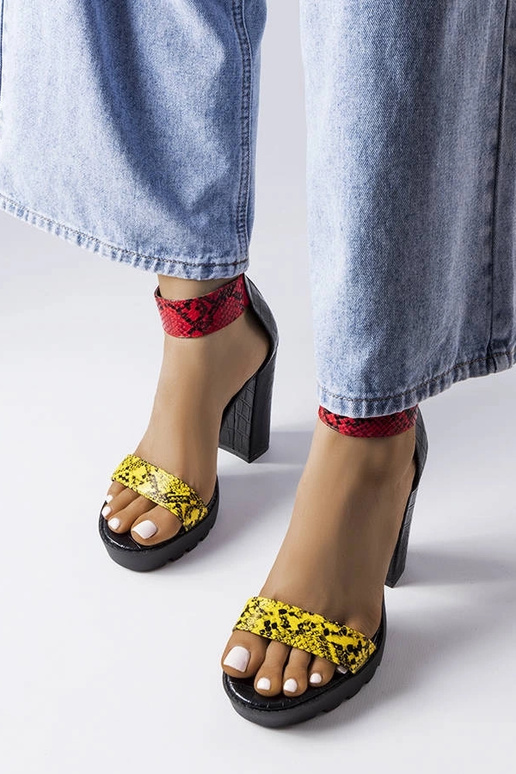 Sandálias com estampa de cobra... Sandálias com estampa de cobra...