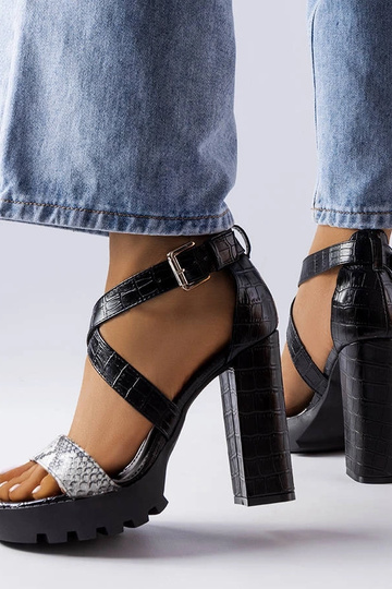 Sandálias brancas com...