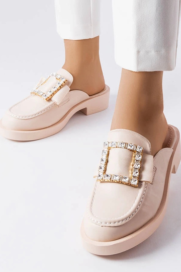 Chinelo bege com bico...