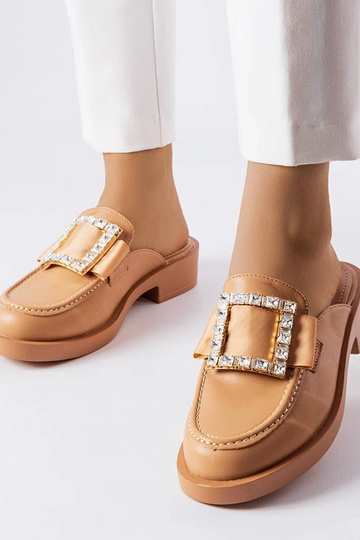Chinelo marrom com bico...