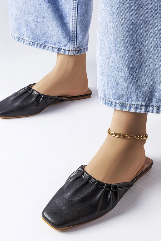 Mulas pretas com bico de babados Aasiaat