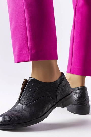 Sapatos Kairaouani pretos perfurados 2
