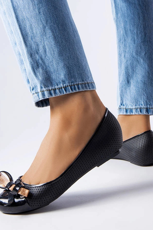 Sapatilhas pretas decoradas com laço...