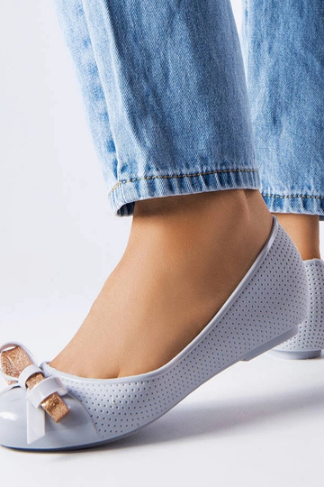 Sapatilhas cinza decoradas... 2