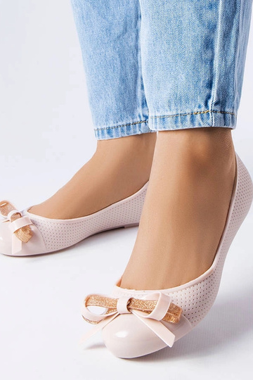 Sapatilhas bege decoradas...