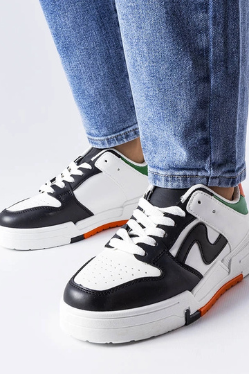 Sapatos pretos e brancos com sola grossa Harter
