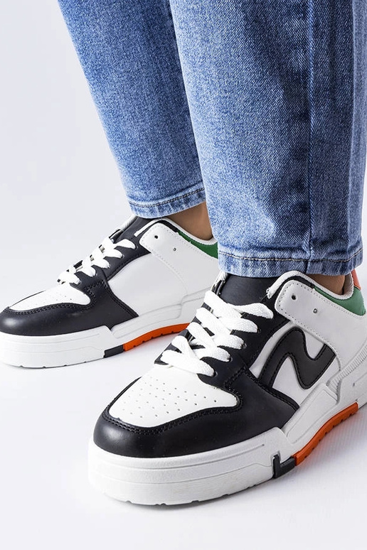 Sapatos pretos e brancos com sola...