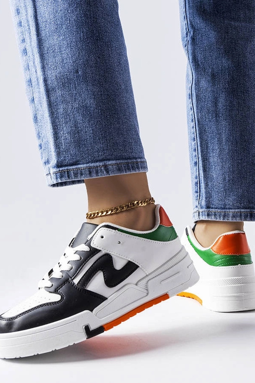 Sapatos pretos e brancos com sola...