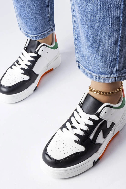 Sapatos pretos e brancos com sola...