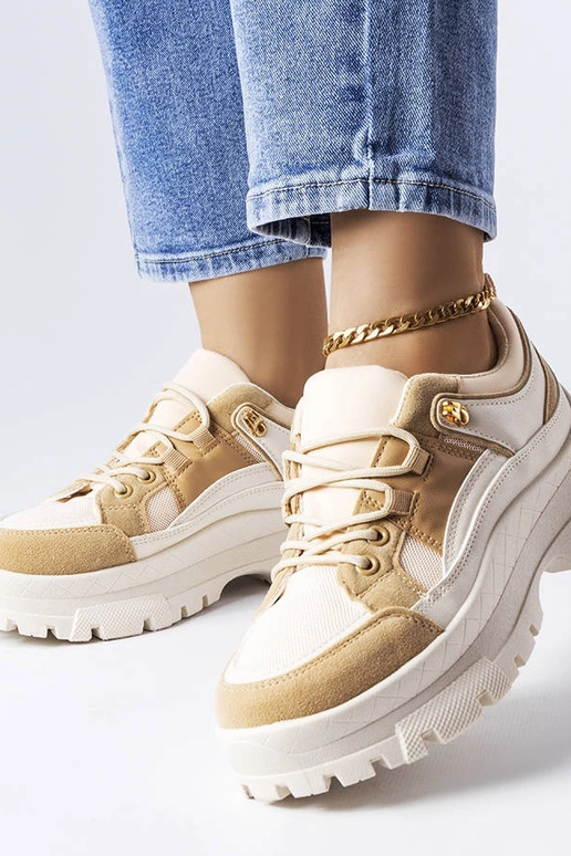 Tênis esportivos marrons com sola...