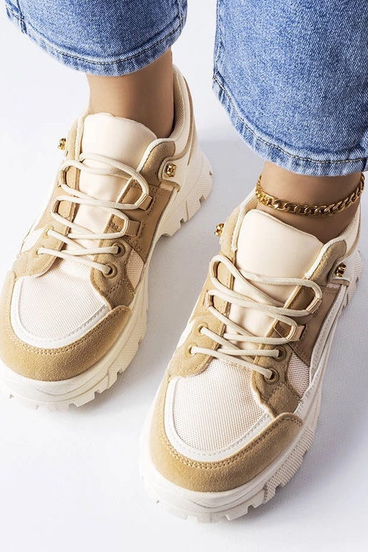 Tênis esportivos marrons com sola...