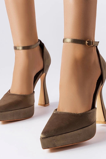 Sapatos de salto alto verde...