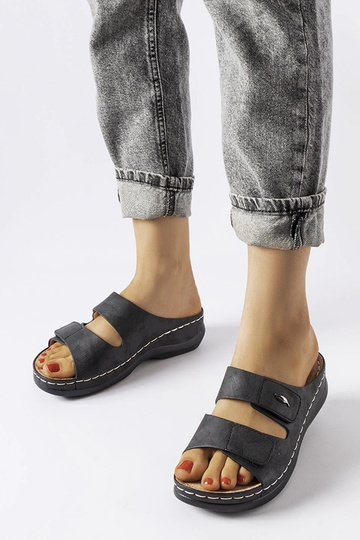 Chinelos pretos com baixa...