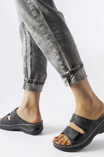 Chinelos pretos com baixa... 2