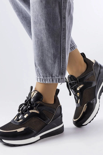 Batelas esportivos pretos e...