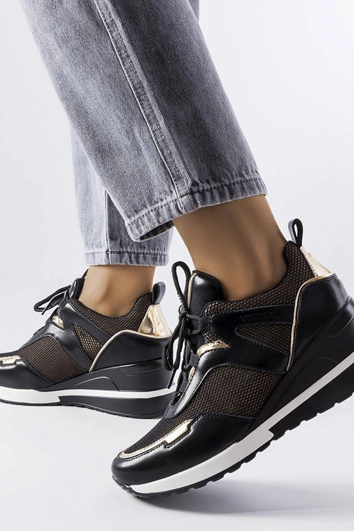 Batelas esportivos pretos e dourados...