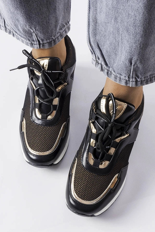 Batelas esportivos pretos e dourados...