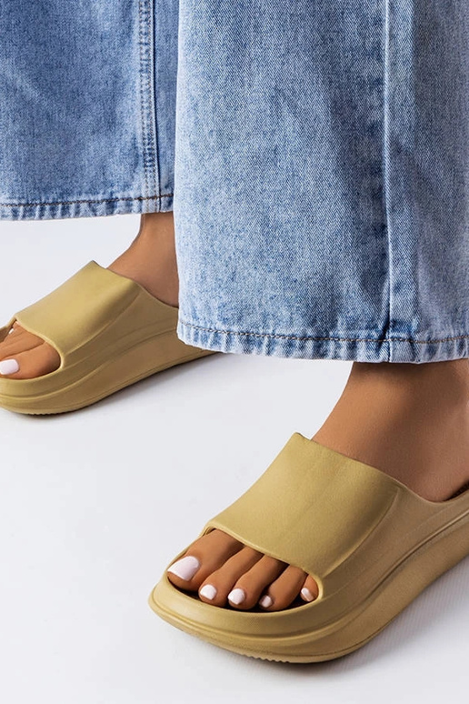 Chinelos de borracha cor areia,...