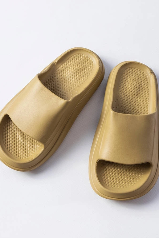 Chinelos de borracha cor areia,...