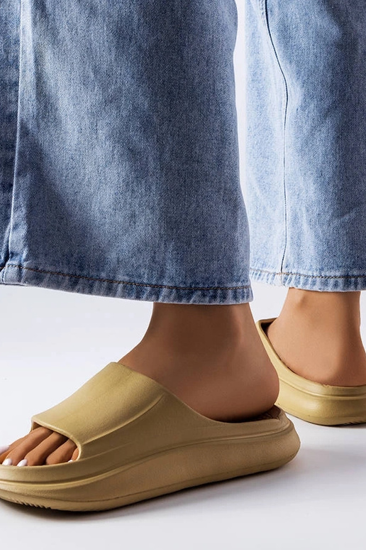 Chinelos de borracha cor areia,...