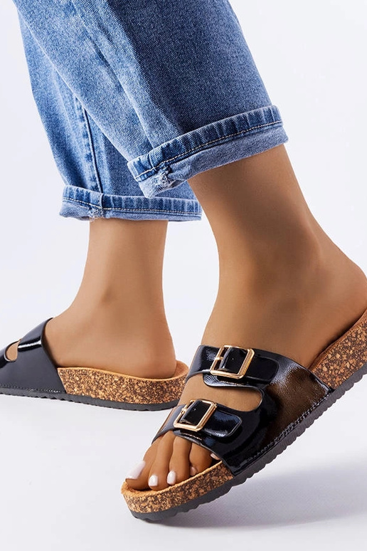 Chinelos pretos com sola de cortiça...