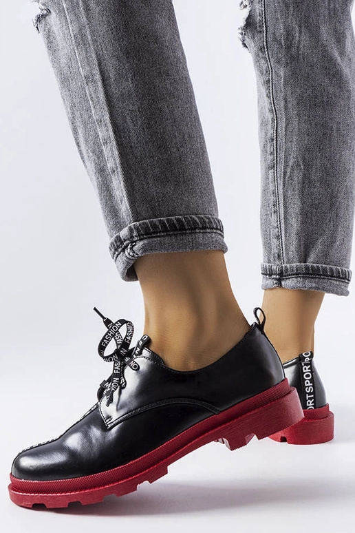 Botas pretas com sola contrastante...