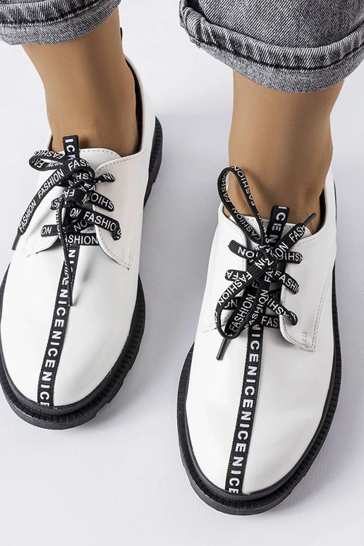 Botas brancas com sola contrastante...